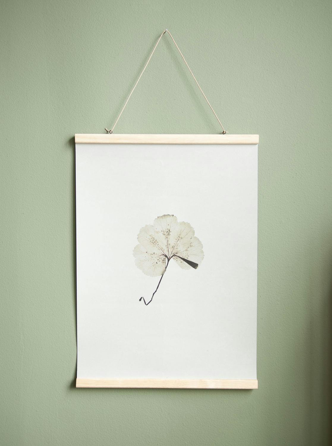 2. Plakatoppheng av lister Fin DIY-idé: Lag plakatoppheng i lyst tre.